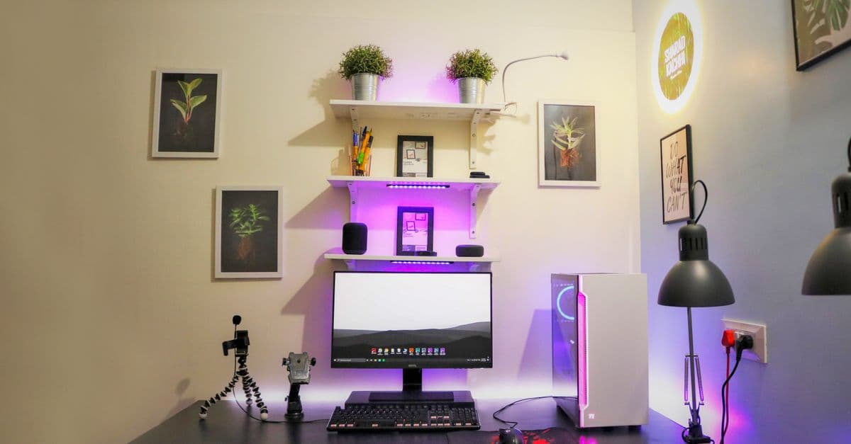 Tek monitörlü, düzenli bir masaüstü bilgisayar çalışma alanı
